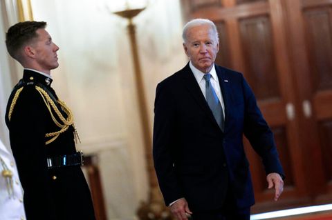 Joe Biden versucht seinen regulären Amtsgeschäften nachzugehen. Doch die Frage, ob er seine Pläne für eine erneute Kandidatur nicht aufgeben sollte, begleitet ihn fortwährend.