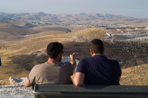 Zwei Bewohner der Siedlung Kfar Adumim tragen gehäkelte Kippas – ein Zeichen der Siedler. Von den Bergen aus kann man die nächste Stadt Ma'ale Adumim sehen