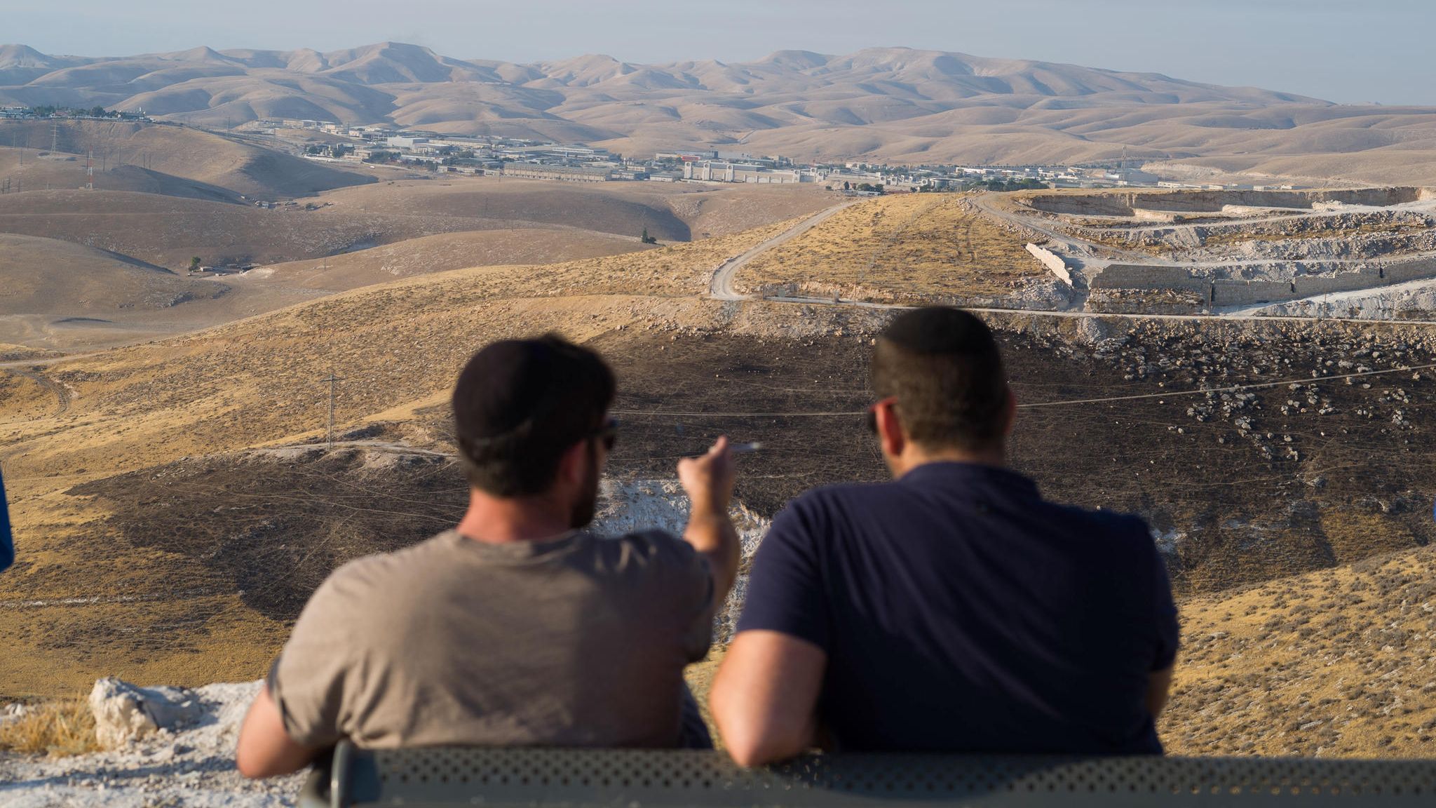 Zwei Bewohner der Siedlung Kfar Adumim tragen gehäkelte Kippas – ein Zeichen der Siedler. Von den Bergen aus kann man die nächste Stadt Ma'ale Adumim sehen