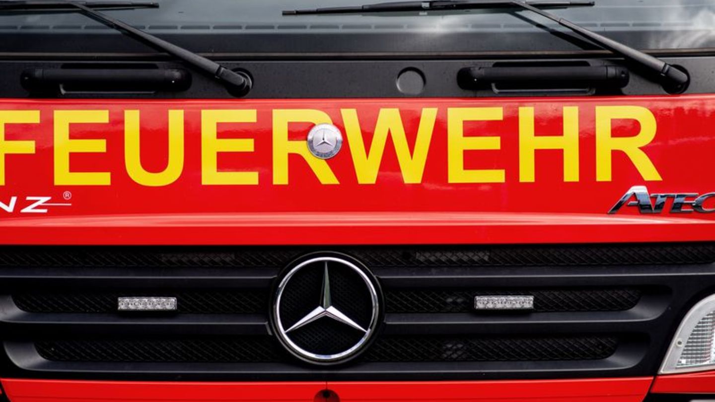Feuerwehr: Brand im Bahnhofsgebäude - ein Schwerverletzter