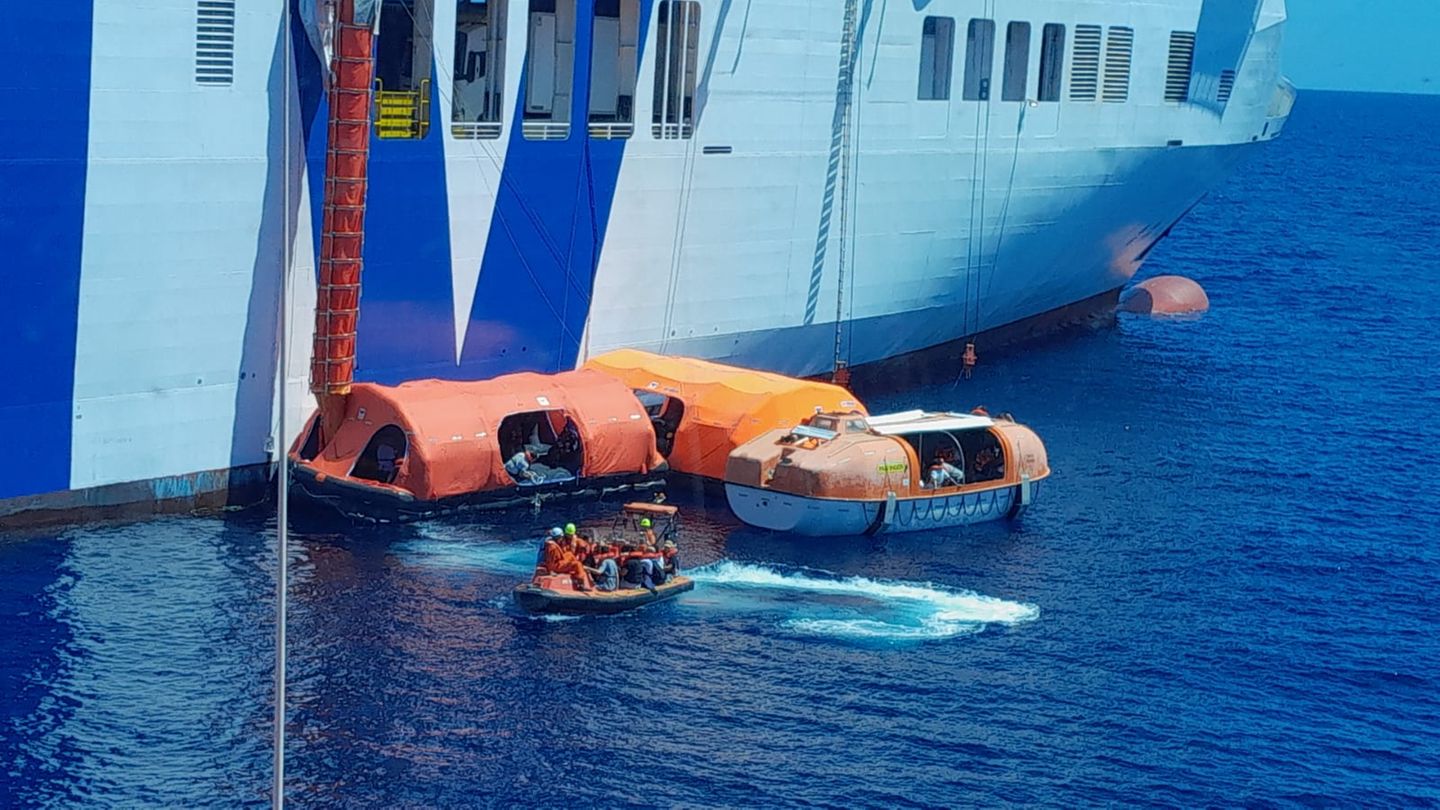 Schiff evakuiert: Brand auf Mallorca-Fähre: Hunderte Passagiere müssen auf See ausharren