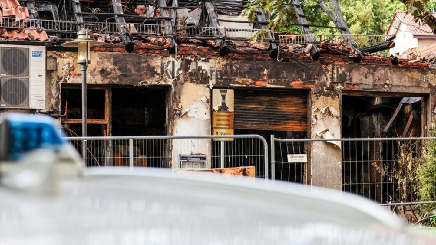 Feuer in Bar: Brandermittler schauen sich ausgebrannte Bar in Herford an
