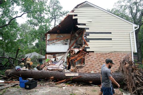 Durch den Wirbelsturm "Beryl" kippte ein Baum auf dieses Haus