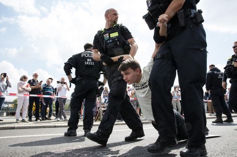 Kritik von Amnesty International: Ein Klimaaktivist der Gruppe Letzte Generation wird von Polizisten weggetragen