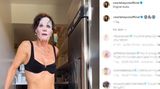 9. Juli 2024  Fit mit 60: Courteney Cox hüpft im Bikini ins Gefrierfach  Auf Instagram hat Courteney Cox ihren Fans einen Einblick in ihr beeindruckendes Sport-Programm gegeben. Die ehemalige "Friends"-Darstellerin zeigt sich in einem Video beim Krafttraining an Geräten, auf dem Laufband und sogar beim Klimmzüge machen. Cox feierte im Juni ihren 60. Geburtstag und kommentiert im Clip: "Mir gefällt die Zahl auch nicht, aber wir haben keine Wahl. Man muss einfach sein Bestes geben." Das Video endet mit einem Scherz: Die Schauspielerin klettert im schwarzen Bikini und mit einer Tuchmaske im Gesicht aus einer Gefriertruhe. "Was habt ihr denn? Das ist meine Kältekammer!", ruft sie. Tatsächlich hat sie in der Vergangenheit bereits über ihre neu entdeckte Liebe fürs Eisbaden gesprochen. "Ich fühle mich noch Stunden später großartig. Auch wenn man sich davor graut, reinzugehen, weiß man, dass man sich hinterher so gut fühlen wird", sagte Cox vergangenes Jahr der Zeitschrift "Glamour".