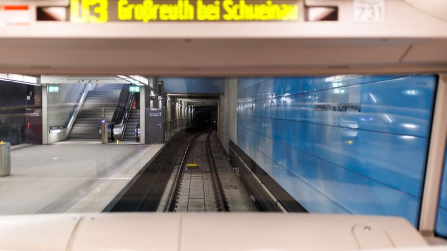 U-Bahn in Nürnberg: Bein eines Kindes steckt zwischen Bedienpult und Scheibe