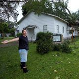 Ann McCauley begutachtet nach die Schäden an der Bethel-Kirche in Van Vleck, Texas