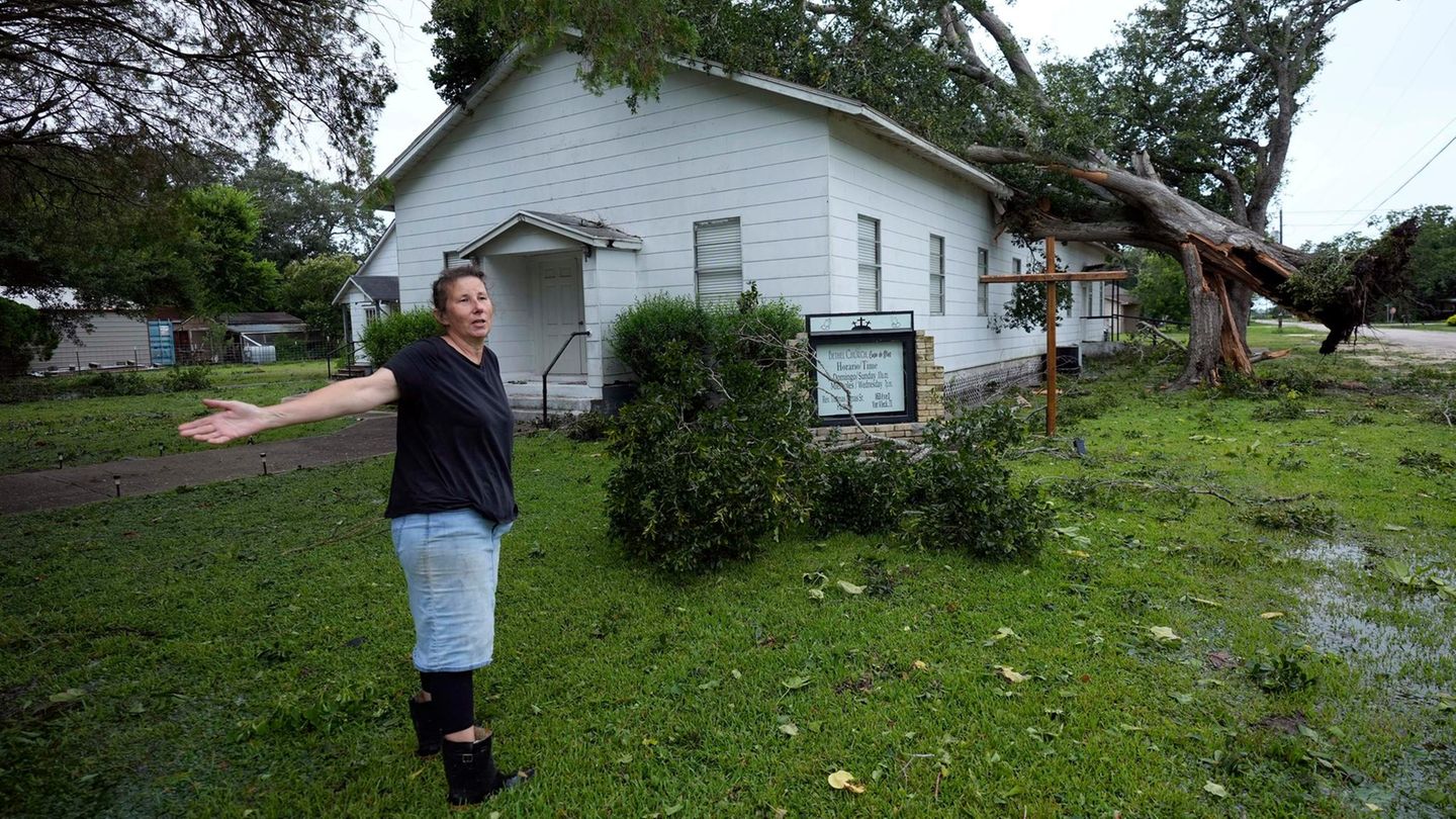 Ann McCauley begutachtet nach die Schäden an der Bethel-Kirche in Van Vleck, Texas