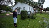 Ann McCauley begutachtet nach die Schäden an der Bethel-Kirche in Van Vleck, Texas