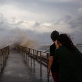 Micah Jaimes und Lotus Faye schauen sich an, was für Wellen "Beryl" an die Küste von Corpus Christi treibt