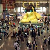Menschen in einem Terminal des Flughafens Hamad International Airport in Doha