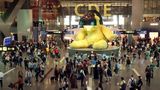 Menschen in einem Terminal des Flughafens Hamad International Airport in Doha