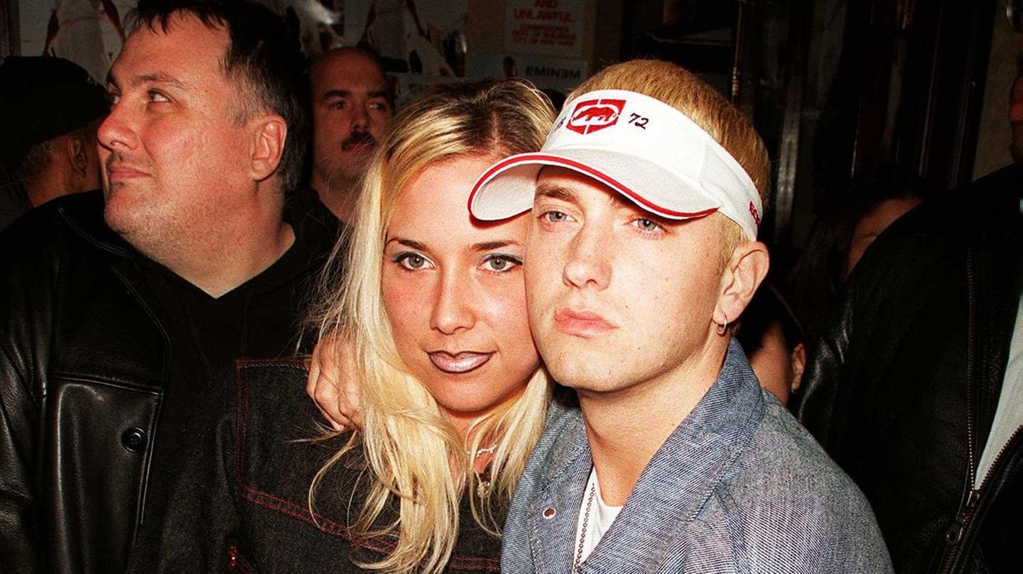 Eminem und die Frauen. Vor allem seine Ex-Frau Kim Scott erwähnt er in vielen seiner Songs auf aggressive Weise. Kim und Marshall lernten sich kennen, als sie 15 Jahre alt waren. Im Dezember 1995, als Eminem 23 Jahre alt war, wurde das Paar Eltern von Tochter Hailie Jade Scott. Doch es blieb eine Art Hassliebe zwischen den beiden. Sie heirateten zweimal, zweimal ließen sie sich scheiden (zuletzt 2006 nach 82 Tagen). Nach einem Streit ließ sich Eminem sogar einen Grabstein mit dem Namen "Kim" tätowieren und dem Schriftzug "Verrotte in Stücken". Inzwischen soll das Paar das Kriegsbeil begraben haben und befreundet sein