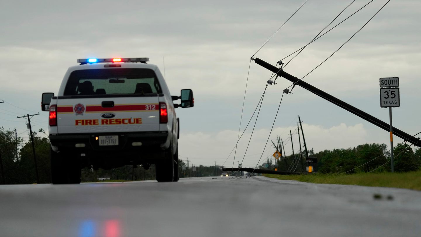 Bei Palacios hat "Beryl" diese Stromleitungen umgerissen. Mehr als 2,3 Millionen Haushalte hatten in der Nacht zu Dienstag (Ortszeit) weiterhin keinen Strom, wie aus Daten der Seite poweroutage.us hervorging