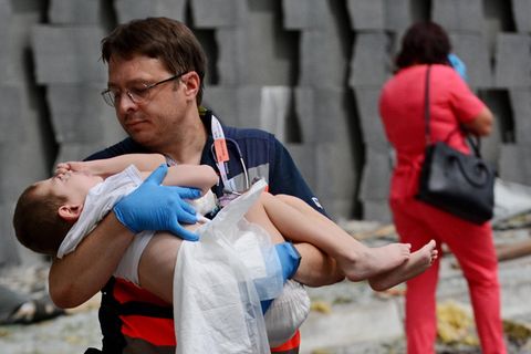 Kiew: Ein Arzt trägt ein Kind aus dem Krankenhaus der Kinderklinik Okhmatdyt, das nach einem Raketenangriff verletzt wurde