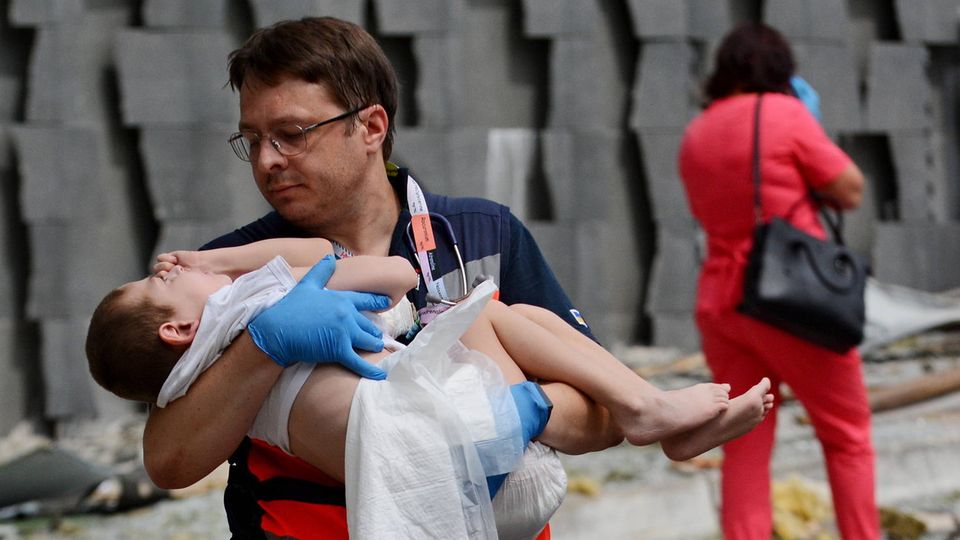 Kiew: Ein Arzt trägt ein Kind aus dem Krankenhaus der Kinderklinik Okhmatdyt, das nach einem Raketenangriff verletzt wurde