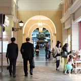 Reisende auf einem japanischen Flughafen