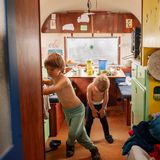 Die beiden Jungs tanzen morgens zu lauter Musik im Airstream