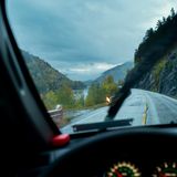 Blick durch die Frontscheibe des Autos während einer verregneten Fahrt durch Norwegen