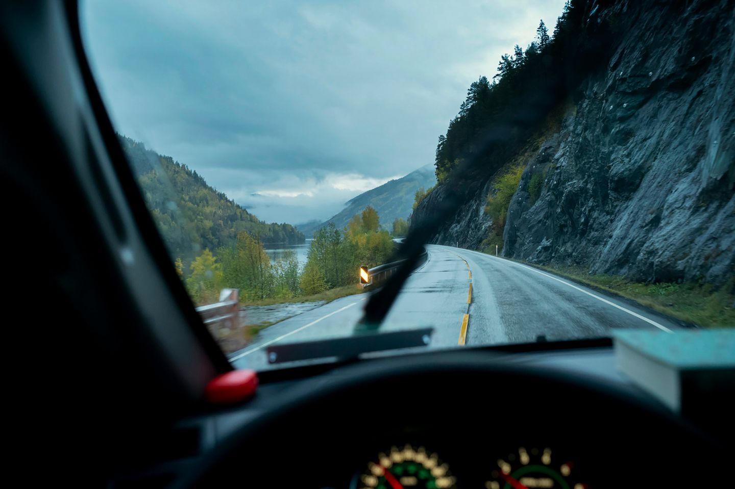 Blick durch die Frontscheibe des Autos während einer verregneten Fahrt durch Norwegen