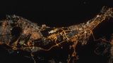 Ein Luftbild zeigt Lichter der Küste des Oman und den Flughafen Mascat