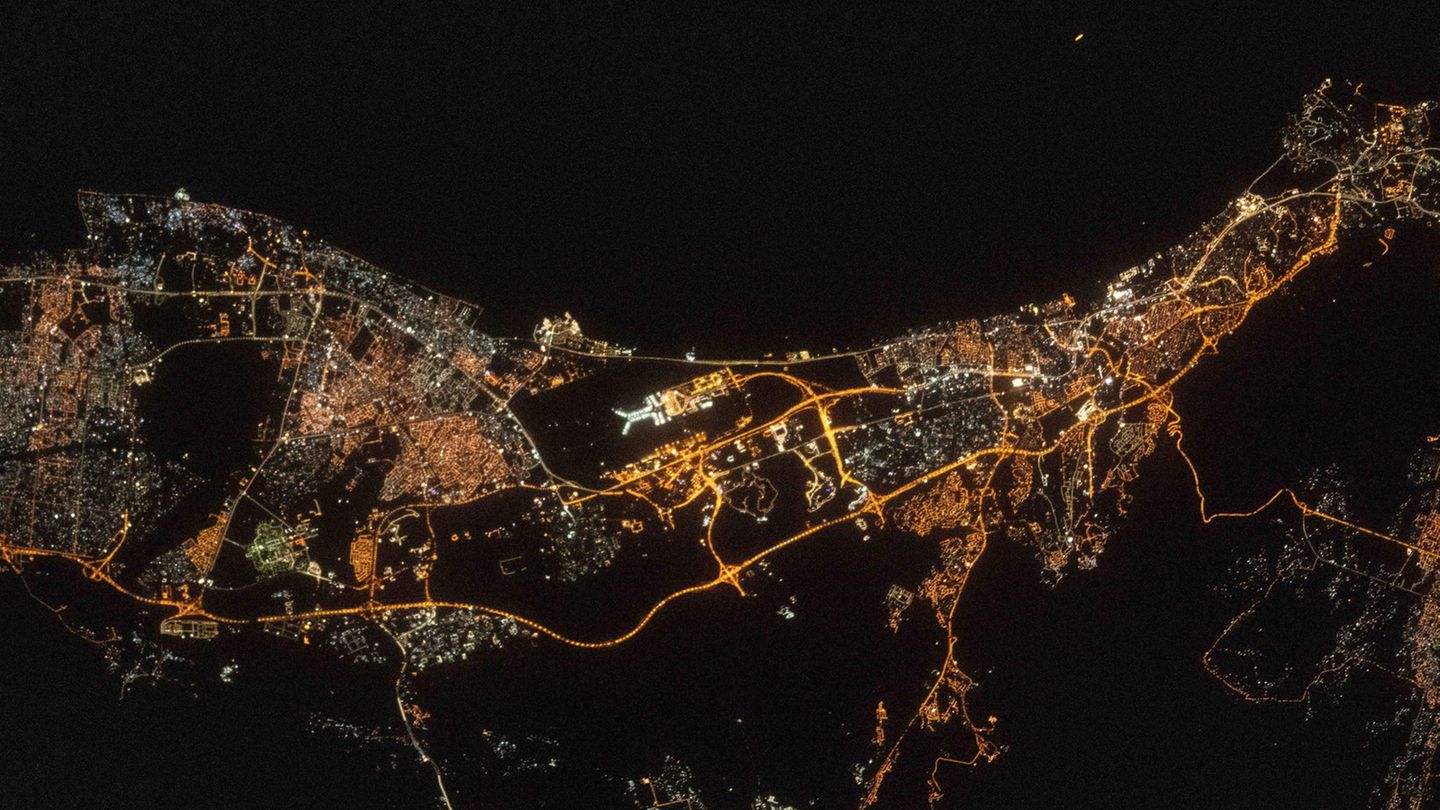 Ein Luftbild zeigt Lichter der Küste des Oman und den Flughafen Mascat