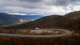 Eine Passstraße in Norwegen in herbstlich verfärbter Landschaft - klein im Bild: Der Airstream