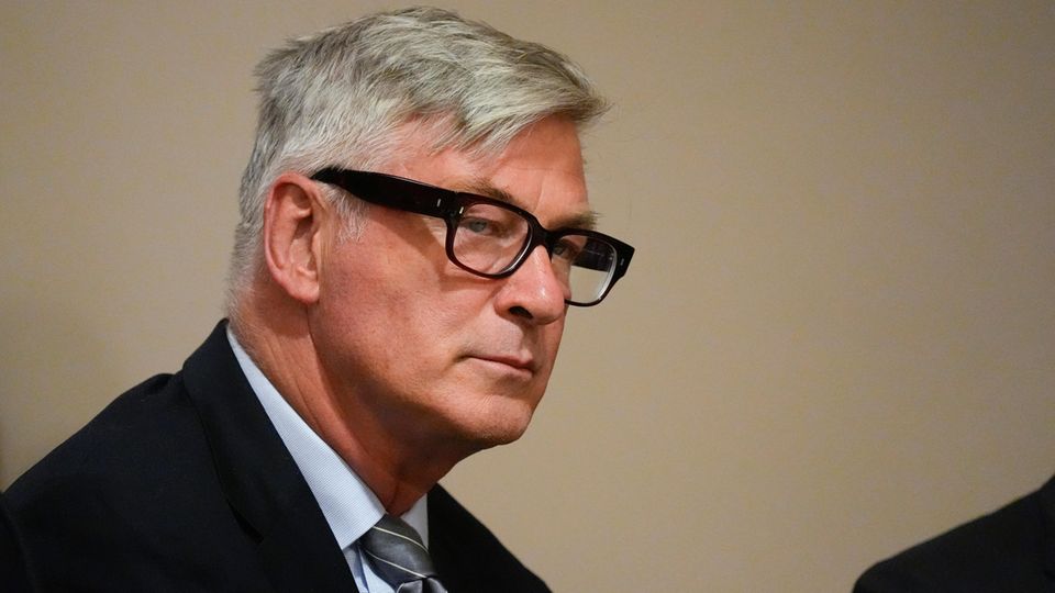 Prozessauftakt: Aufnahmen zeigen Alec Baldwin bei erster Anhörung