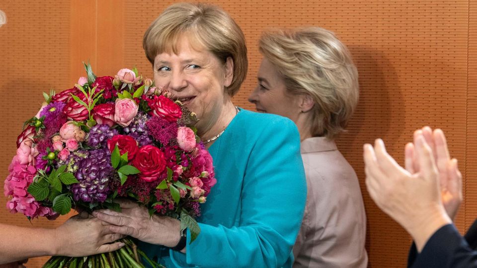 Angela Merkel mit Blumenstrauß