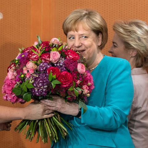 Angela Merkel mit Blumenstrauß