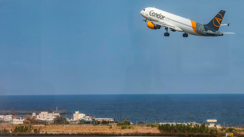 Eine Condor-Maschine startet am Flughafen Heraklion auf Kreta