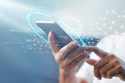 Die Zukunft der Smartphones - Finger tippt auf ein Handy, das Hologramme ausstrahlt.