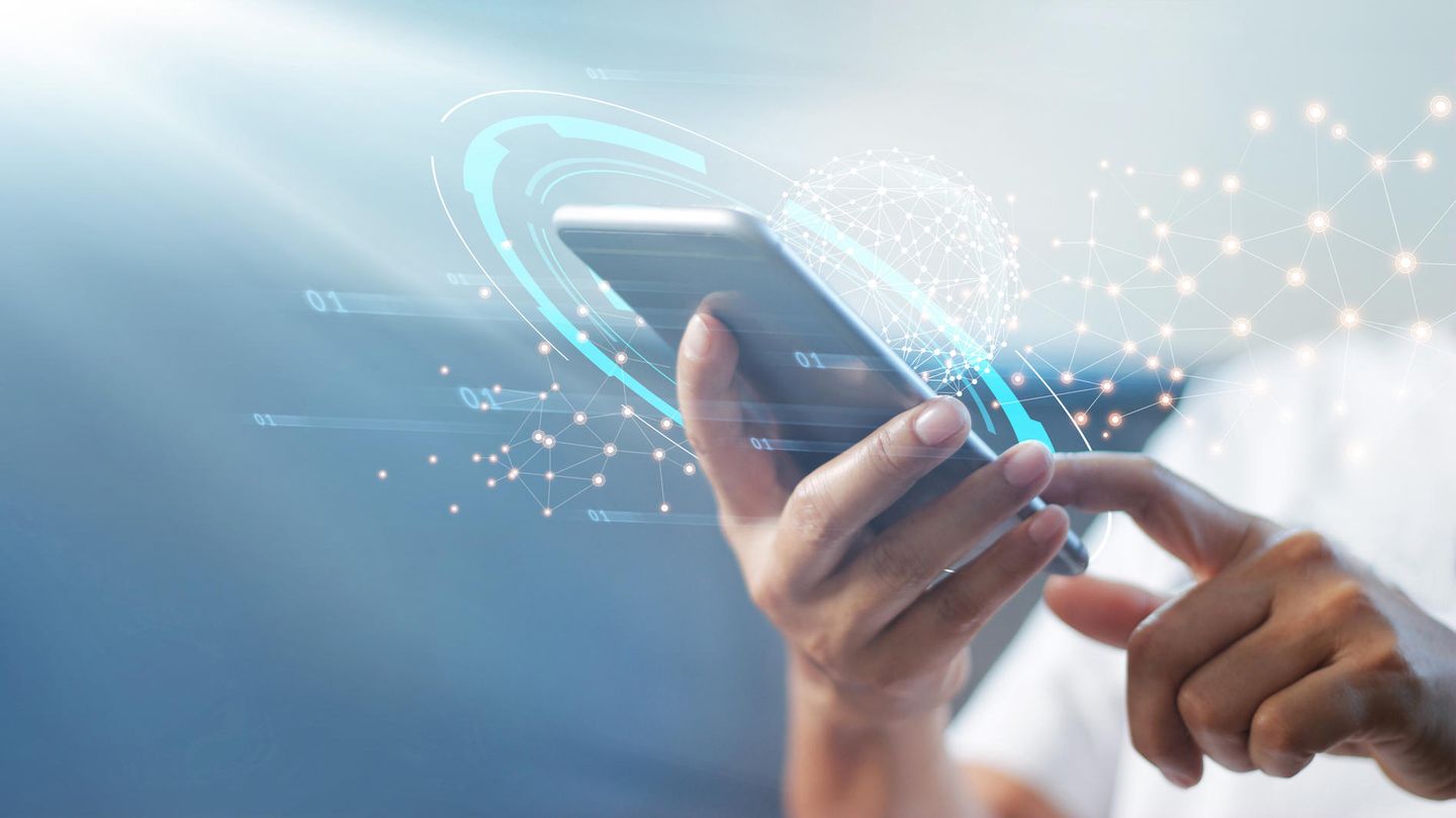 Die Zukunft der Smartphones - Finger tippt auf ein Handy, das Hologramme ausstrahlt.