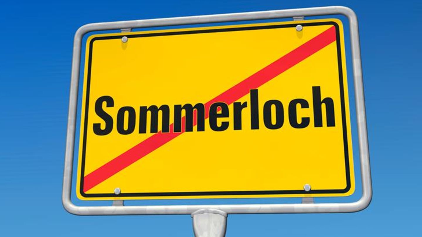 Ortsschild mit der durchgestrichenen Aufschrift Sommerloch