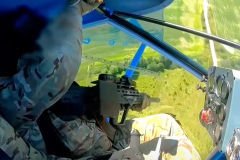Ukrainer schießen russische Drohne aus Kleinflugzeug ab