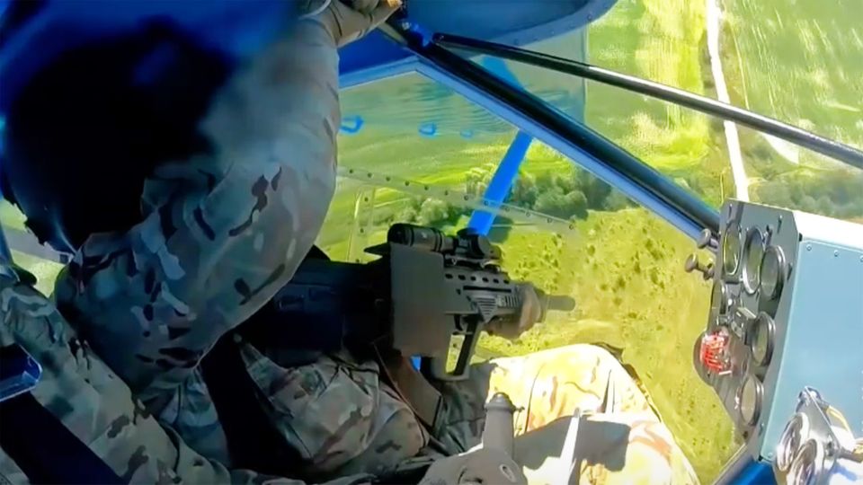 Ukrainer schießen russische Drohne aus Kleinflugzeug ab