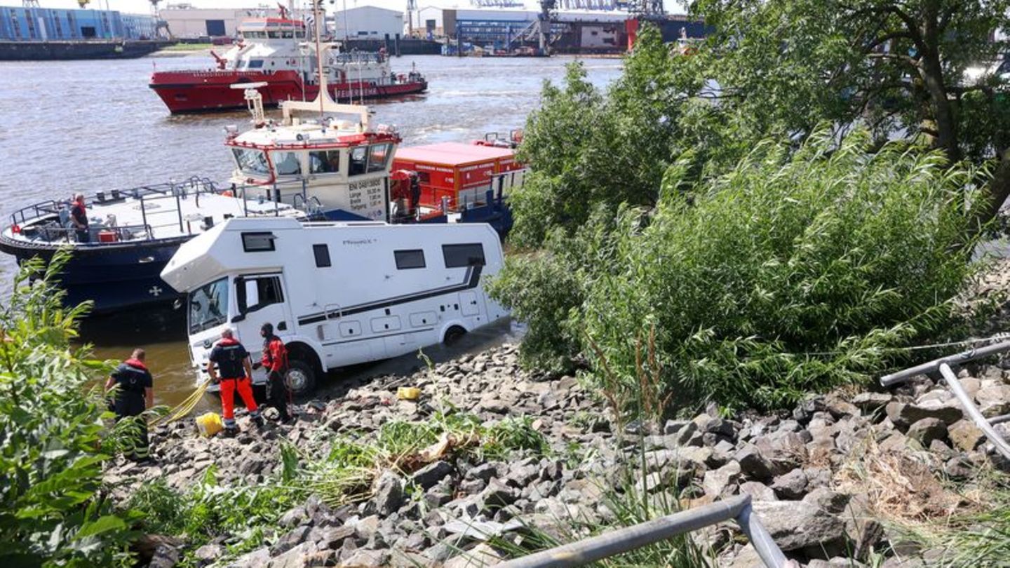 Camperunglück: Wohnmobil rollt in die Elbe - Niemand verletzt