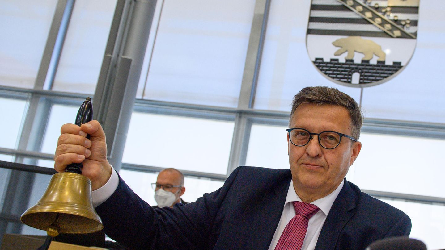 Detlef Gürth läutet im Landtag von Sachsen-Anhalt eine Glocke