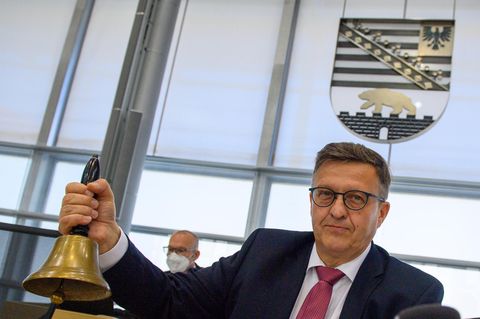 Detlef Gürth läutet im Landtag von Sachsen-Anhalt eine Glocke
