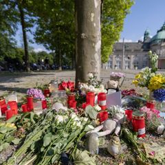 Blumen, Kerzen und handgeschriebene Trauerbekundungen erinnern im Kurpark Bad Oeynhausen an den getöteten 20-jährigen Philippos