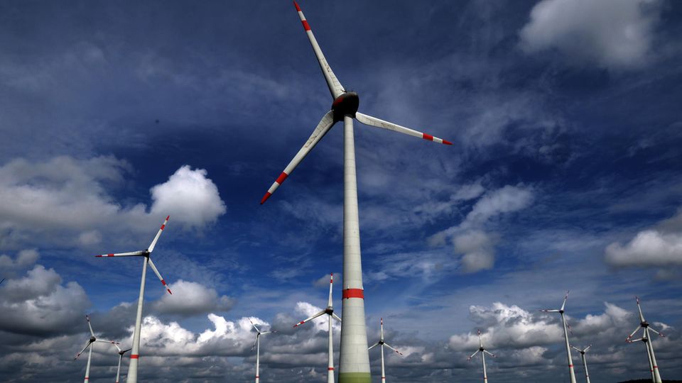 Windräder drehen sich in Mecklenburg-Vorpommern. Solaranlagen sind allerdings beliebter