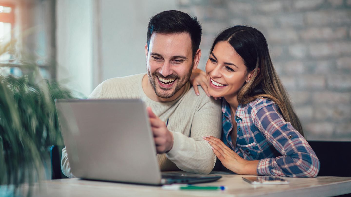 Mann und Frau shoppen online am Laptop