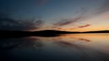 Die untergehende Sonne taucht Himmel und Fjord in schönste Farben