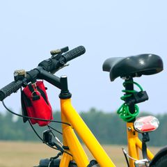 Fahrrad verkehrssicher: Diese Tools gehören an jedes Bike - auch tagsüber Fahrrad verkehrssicher: Gelbes Damenrad mit Beleuchtung und Klingeln steht in der Natur
