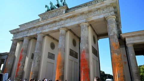 Farbattacke Auf Brandenburger Tor: Klimaaktivisten Zu Freizeitarbeit ...