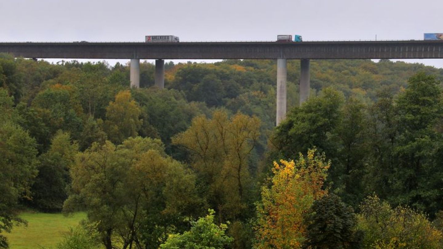 Brücke wird erneuert: A7 in Unterfranken wegen Bauarbeiten eine Stunde gesperrt