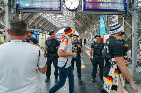 Fußball EM Fans Bahnhof