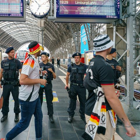 Fußball EM Fans Bahnhof