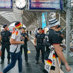Fußball EM Fans Bahnhof