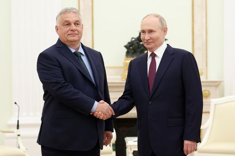 Viktor Orban und Wladimir Putin schütteln sich in Moskau Hände